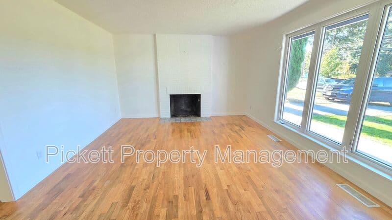 Port Orchard House: 2977 Hoover Ave SE