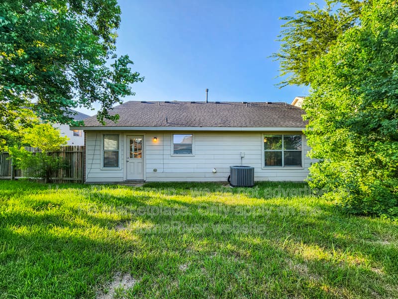 Baytown House: 10606 Gold Finch Rd