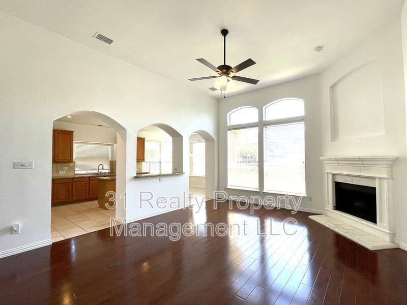 Plano House: 4400 Avebury Dr
