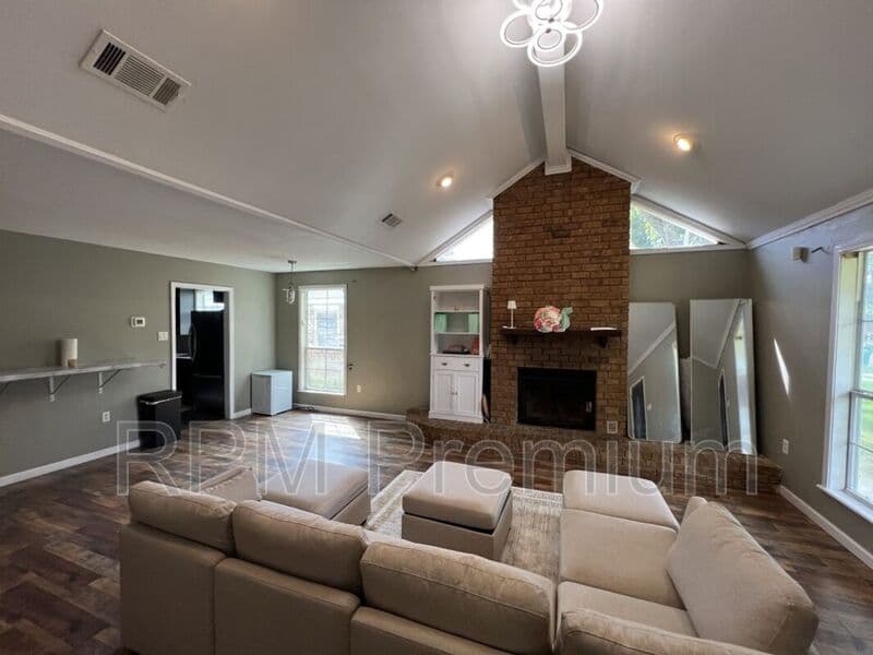 Denham Springs House: 8725 Fairoaks St