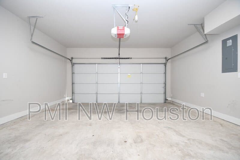 Houston House: 5904 Gardendale Dr
