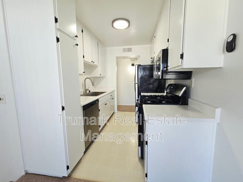 Sherman Oaks Condo: 14605 Burbank Blvd