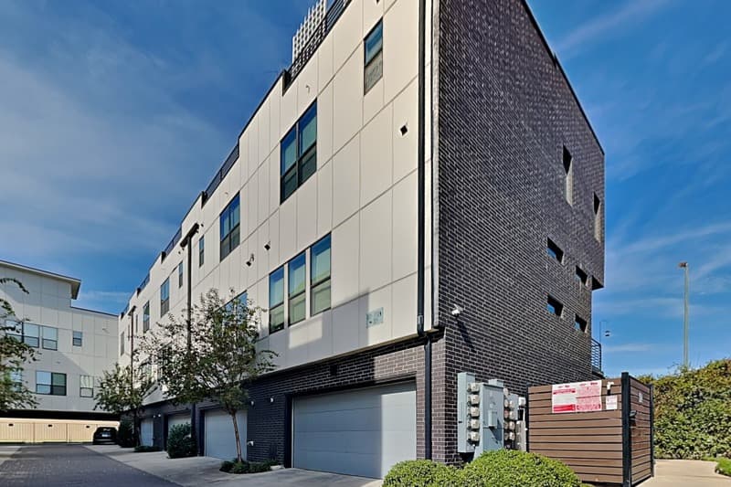 Dallas Townhome: 2000 Park Ave