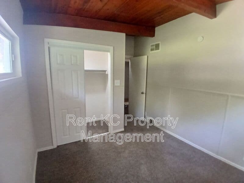 Kansas City House: 5323 NW Edgewood Circle