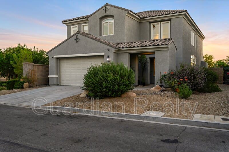 Henderson House: 2485 Sturrock Dr