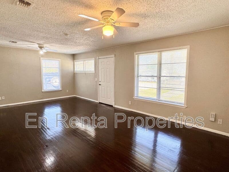 Fort Worth House: 6037 Graham St.