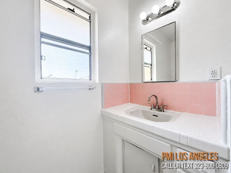 Los Angeles Condo: 943 West 68th Street