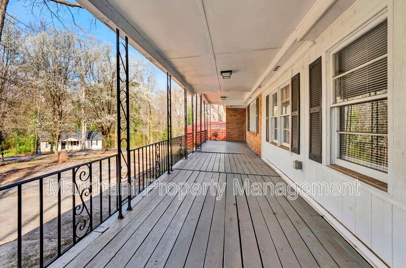 Greenville House: 17 Miracle Drive