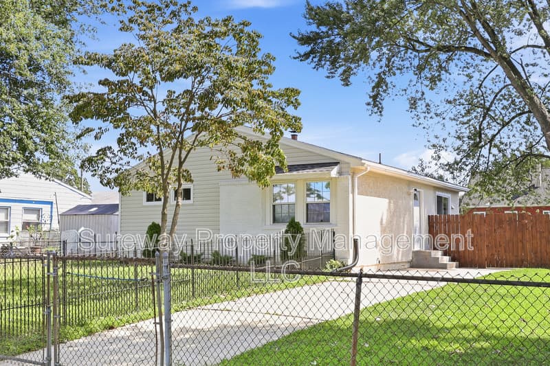 Mount Holly House: 213 Cardinal Lane