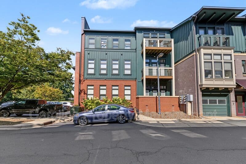 Charlotte House: 516 New Bern Station Ct