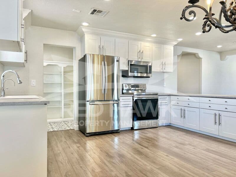 Chandler House: 281 S California St