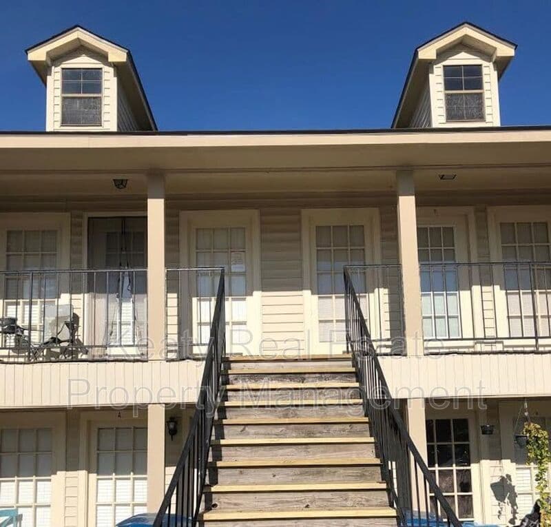 Lafayette House: 102 D Country Lane