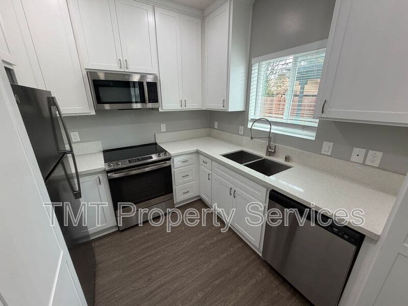 Sacramento House: 1811 Helena Avenue
