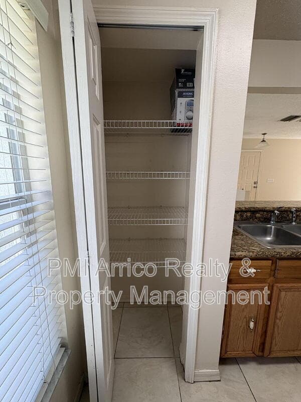 Tampa Townhome: 7430 E Bank Dr