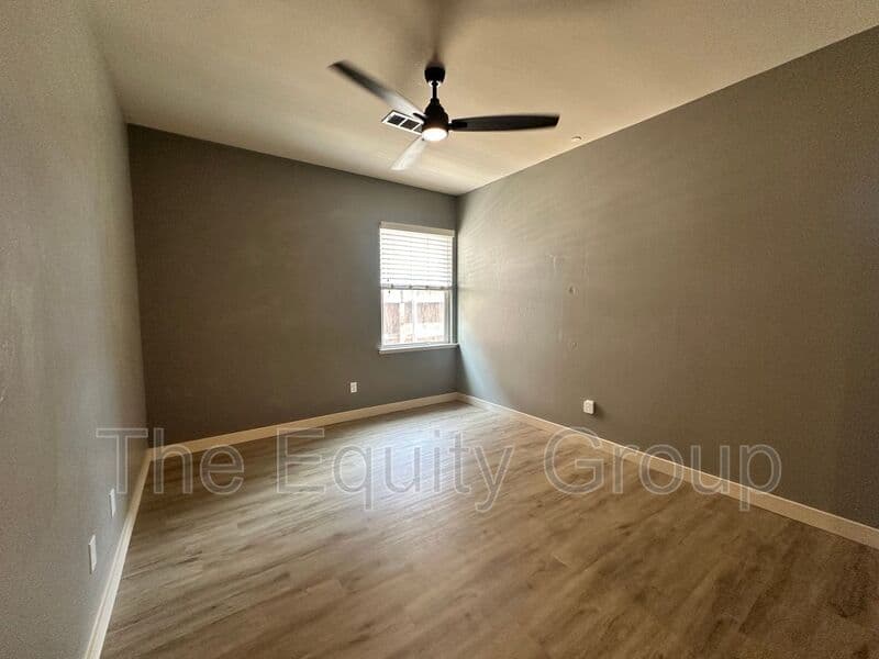 Farmersville House: 421 W. Trinta St