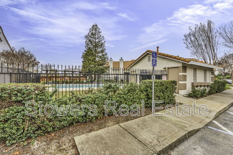 Danville House: 309 Camino Arroyo