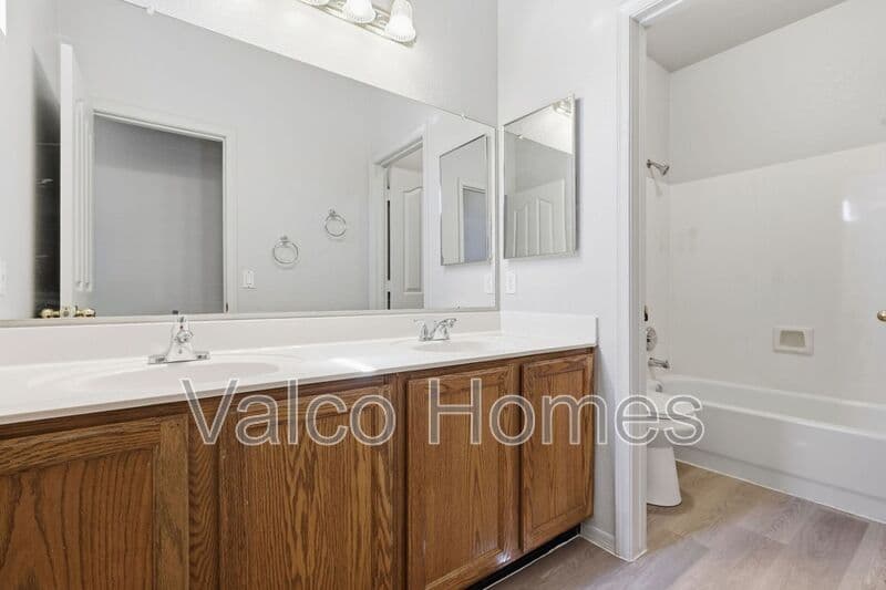 Gilbert House: 526 E Sheffield Ave