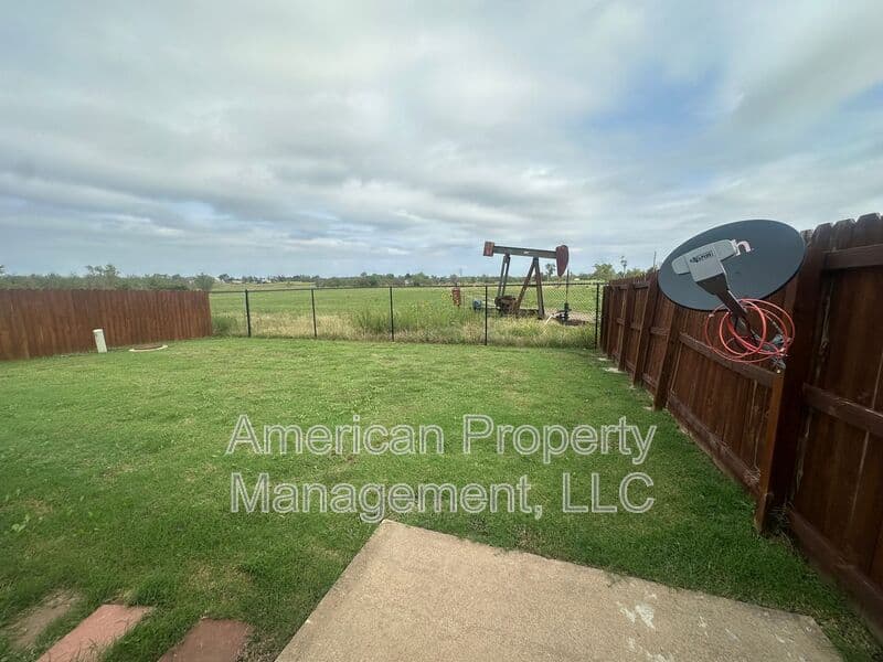 Bartlesville House: 4704 NE Wisconsin St