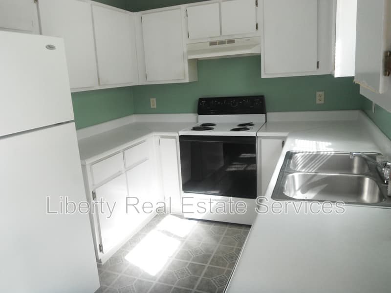 Hinesville House: 1100 Pineland Ave