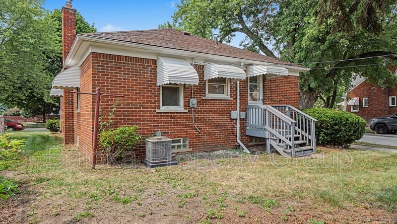 Lincoln Park House: 2957 Fort Park Boulevard