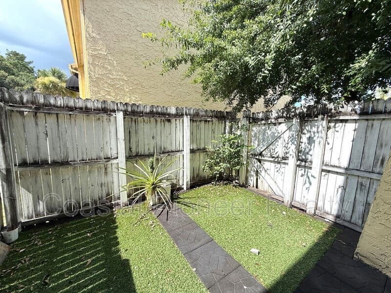 Tampa Townhome: 7573 Abonado R
