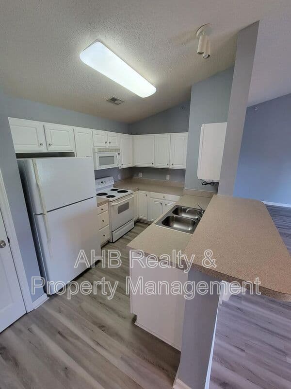 Burlington House: 3473-3C Forestdale Dr.