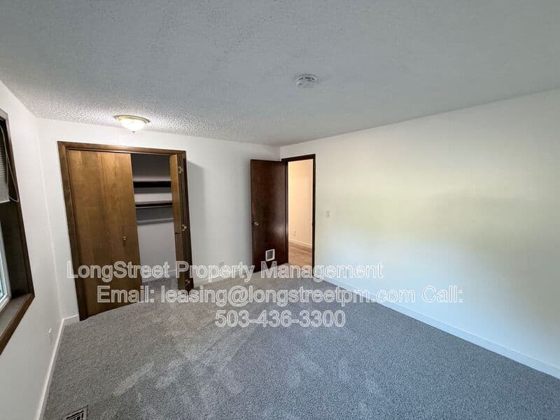 Salem House: 869 Meadowlawn Dr SE