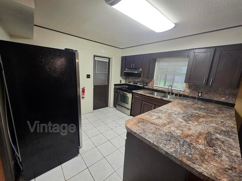 Lakeland House: 1028 Wildwood W