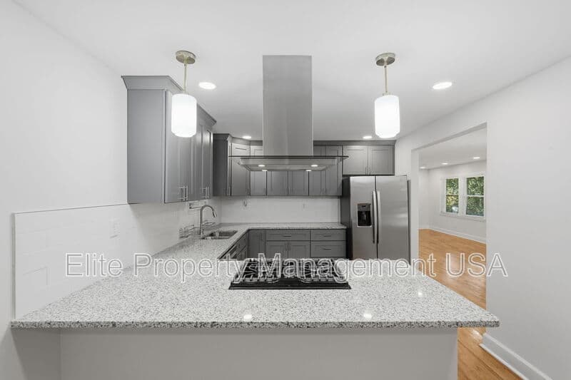 Decatur House: 1395 Dennis Drive