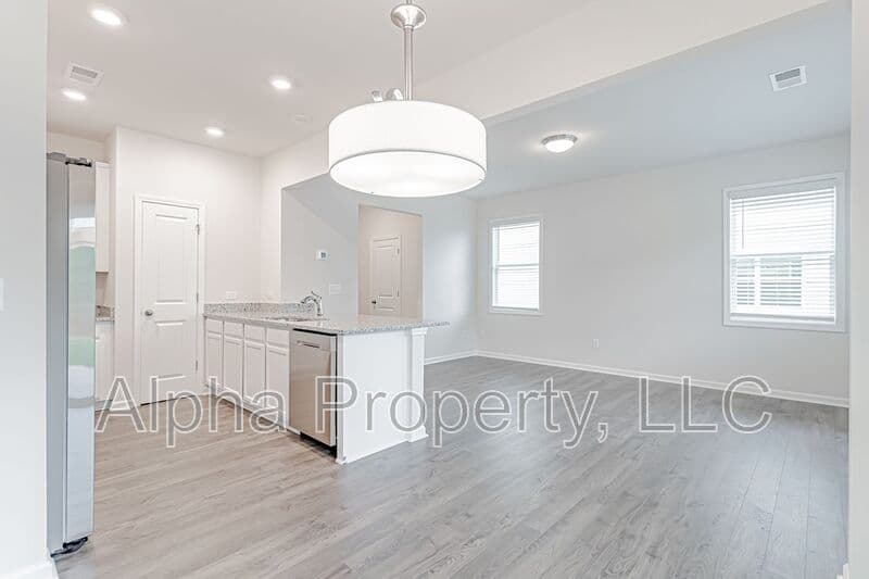 Duncan House: 25 Apricot Ln