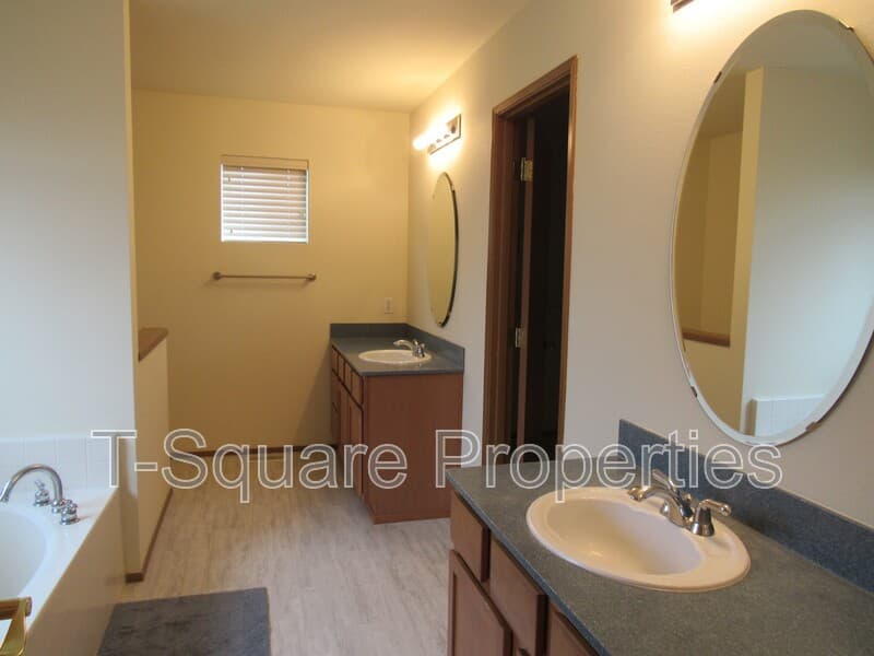 Monroe House: 20425 Corbridge Rd SE