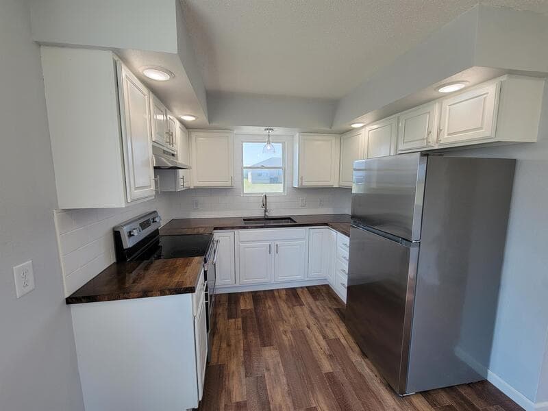 Pella Condo: 2256 Fairfax Dr