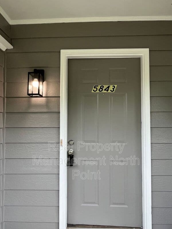 College Park Condo: 5843 Summerglen Ln