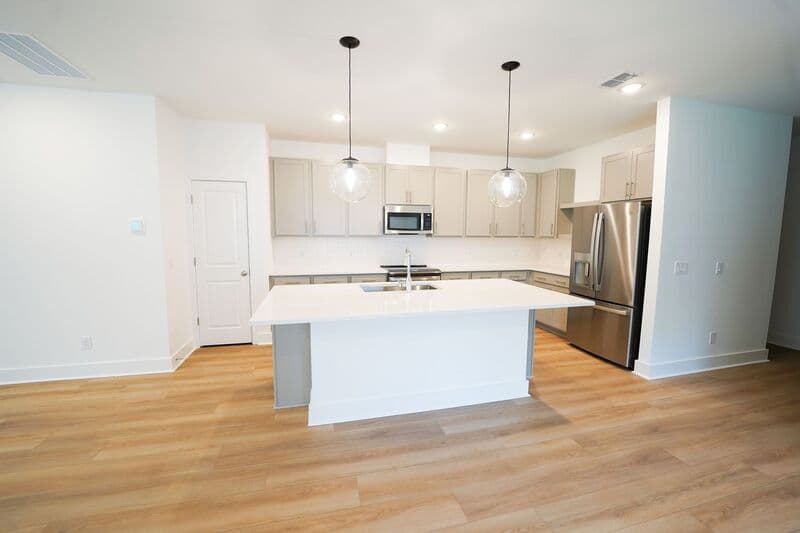 Bloomingdale House: 128 Kingswood Cir