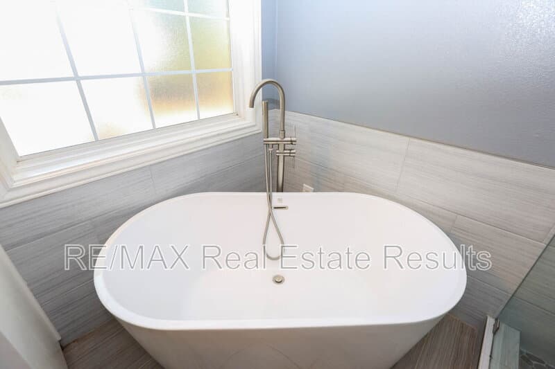 Rogers House: 5300 S 44th Pl