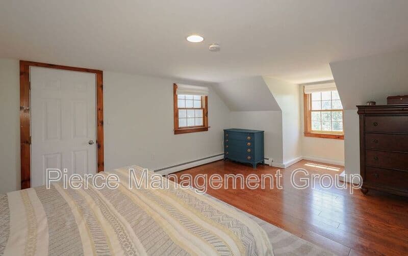 Henniker House: 32 Morse Circle