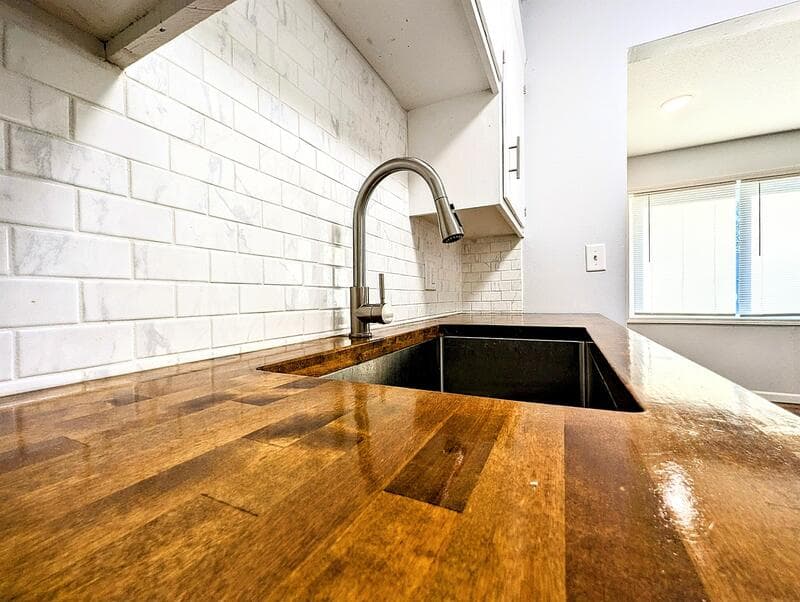 Pella Condo: 306 Central Drive - 3