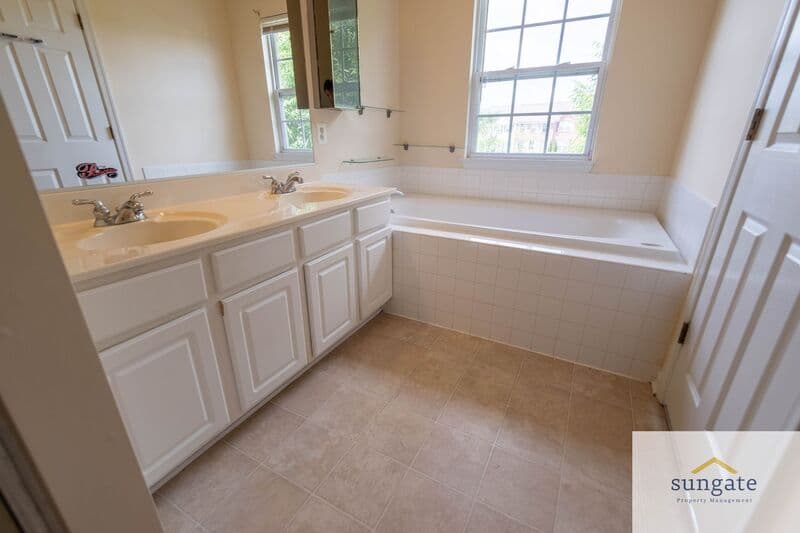 Rosedale Townhome: 11 Hallsdale Ct