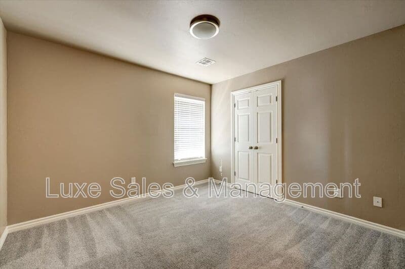 Moore House: 799 SW 14th St