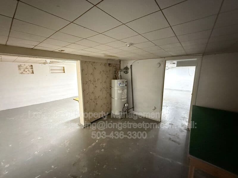 Keizer House: 431 Chemawa Rd N