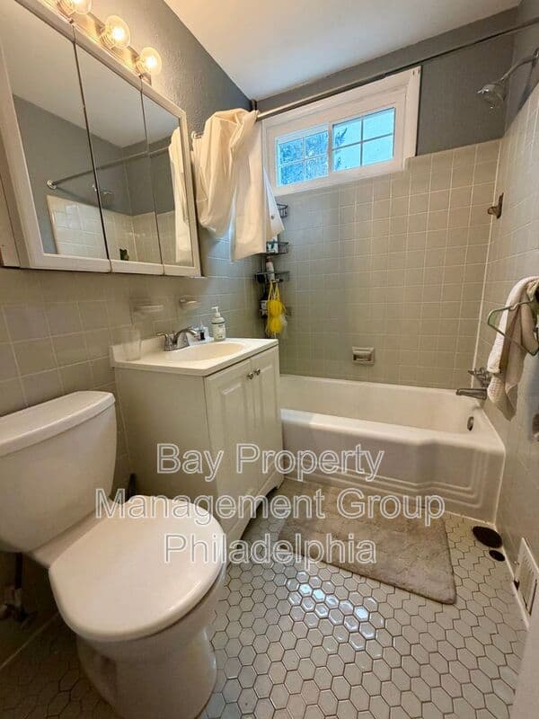 Glenside House: 300 Winding Way