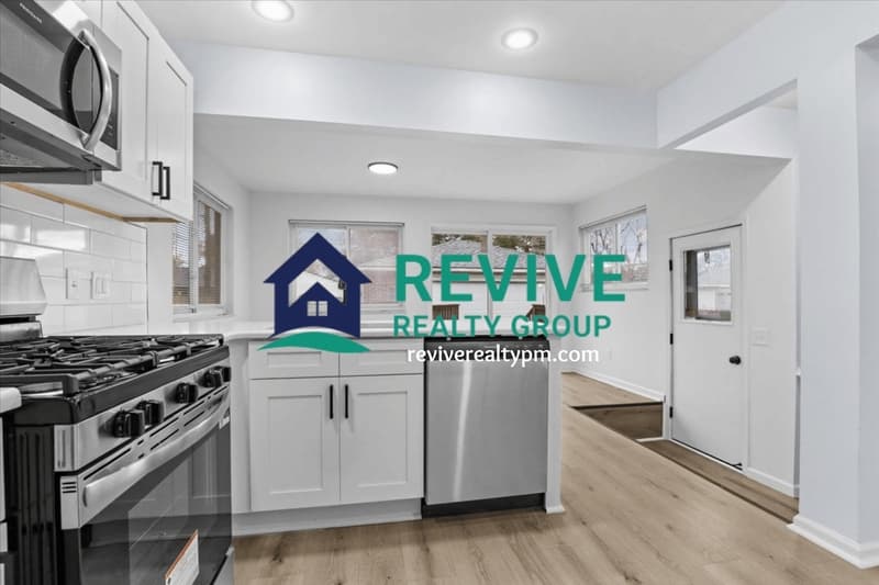Roseville House: 28059 Floral Street