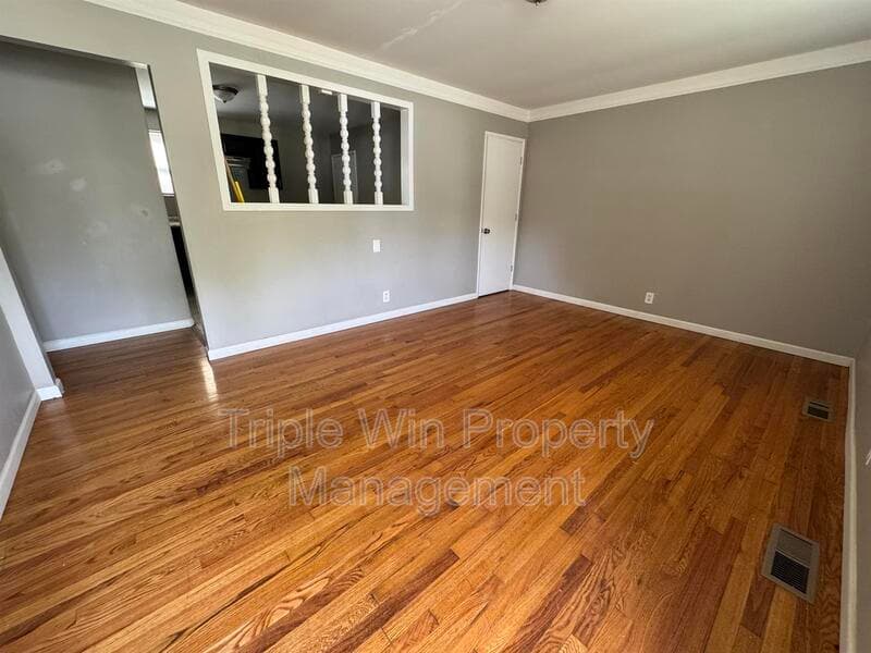 Saint Louis House: 1372 Farmview Ave