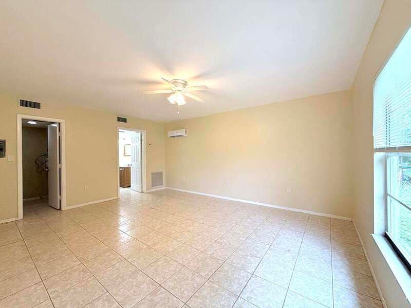 Fort Myers House: 2985 Saint Charles Street