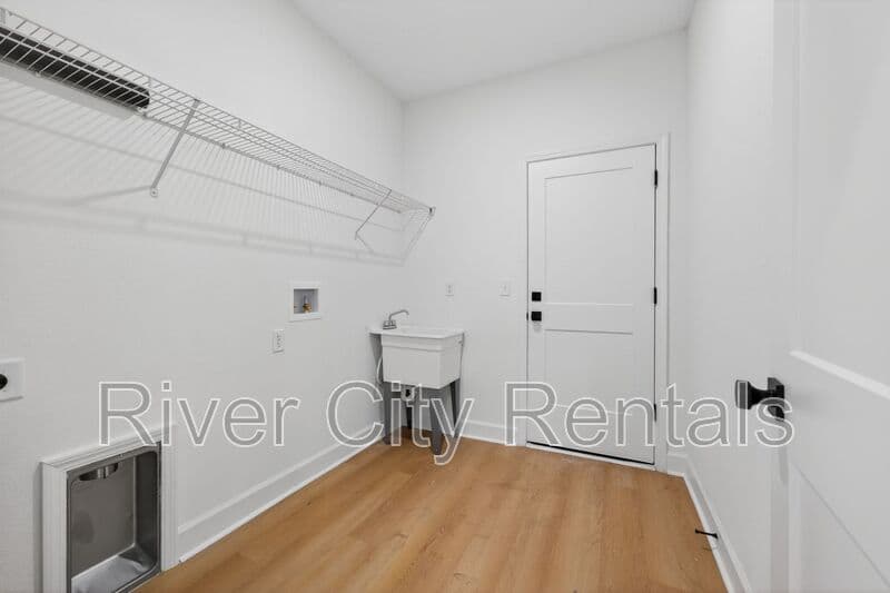Sanderson House: 9281 Dolphin St