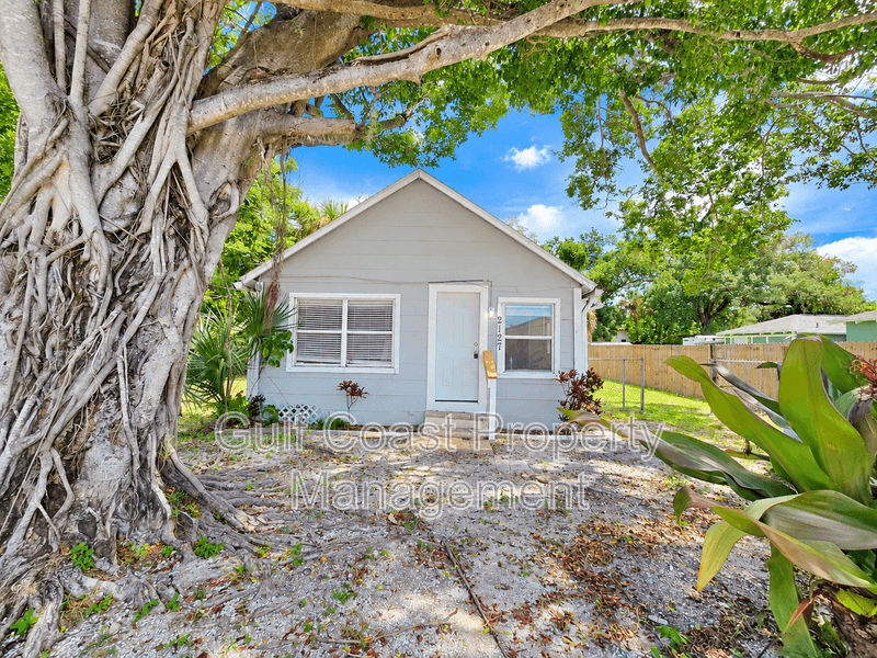 Bradenton House: 2127 13th Street West