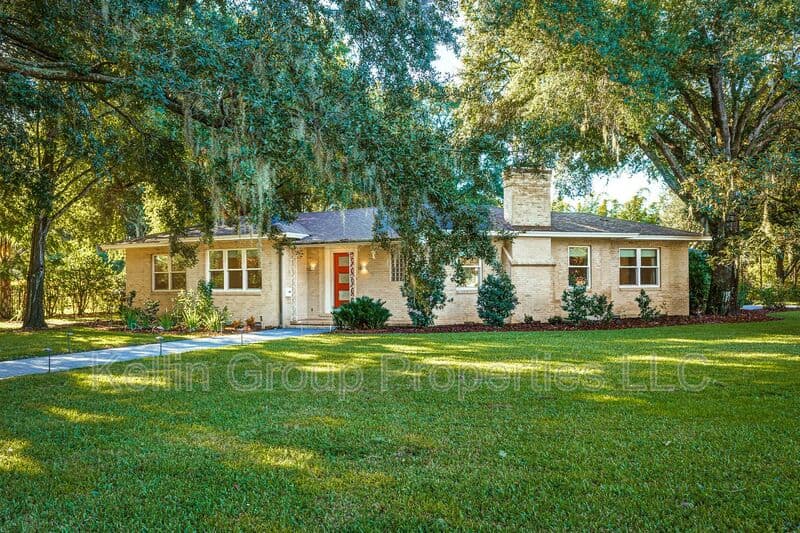 Lakeland House: 1203 Easton Dr