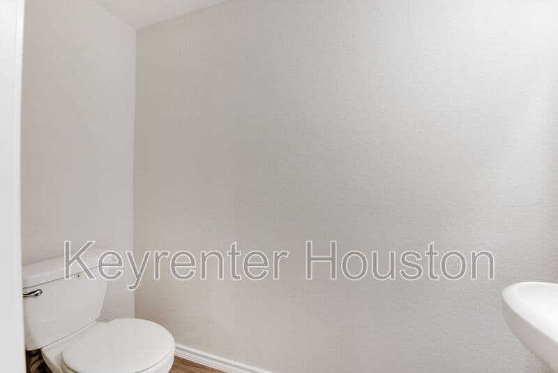 Houston House: 8203 Woodlyn Rd