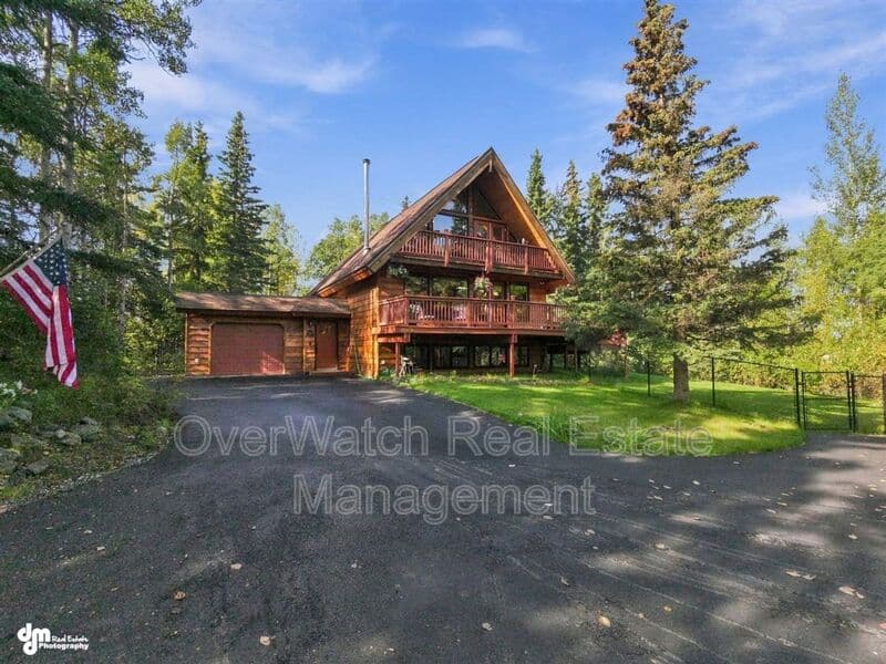 Eagle River House: 10610 High Bluff Dr