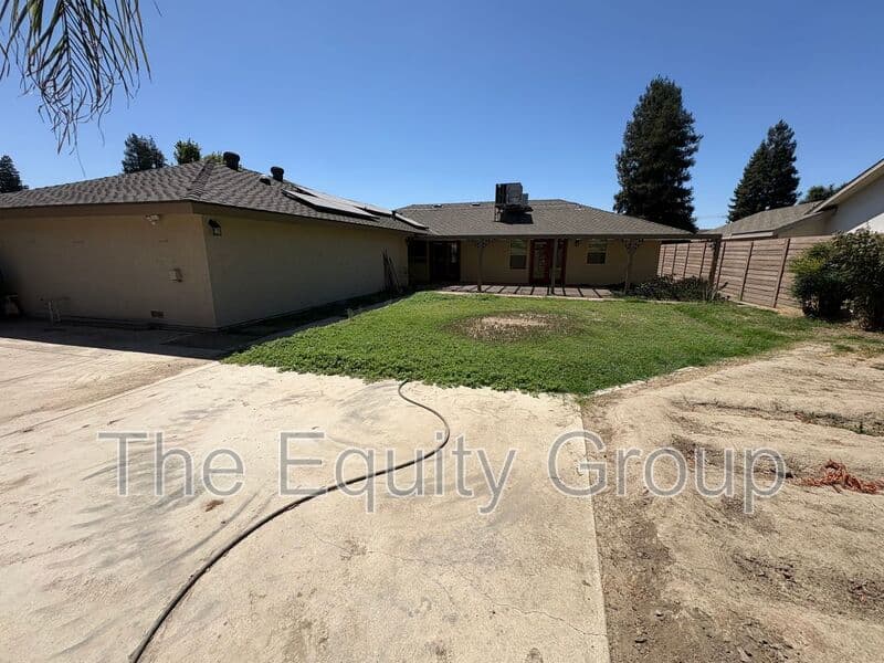 Visalia House: 2322 East Vassar Dr
